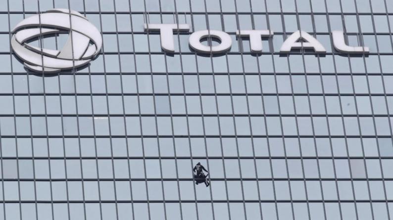 الرجل العنكبوت يتسلق برجاً بارتفاع 187 متراً، لهذا السبب