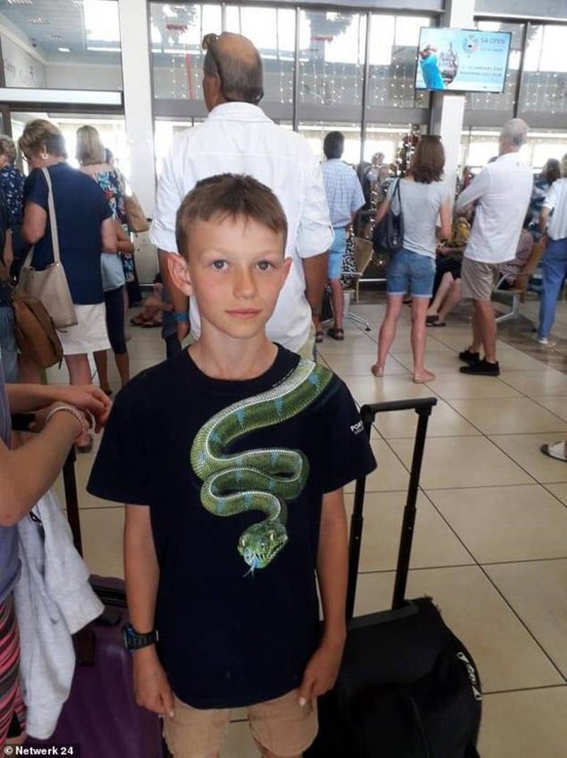 منع طفل من الصعود لطائرة في “جوهانسبرغ” بسبب قميص مثير للرعب