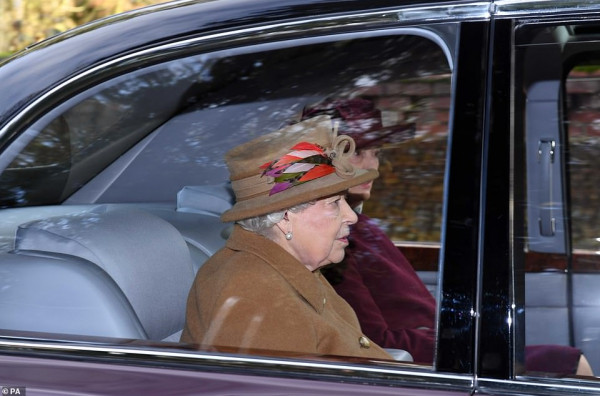 الملكة إليزابيث تثير الجدل حول فقدانها للسمع