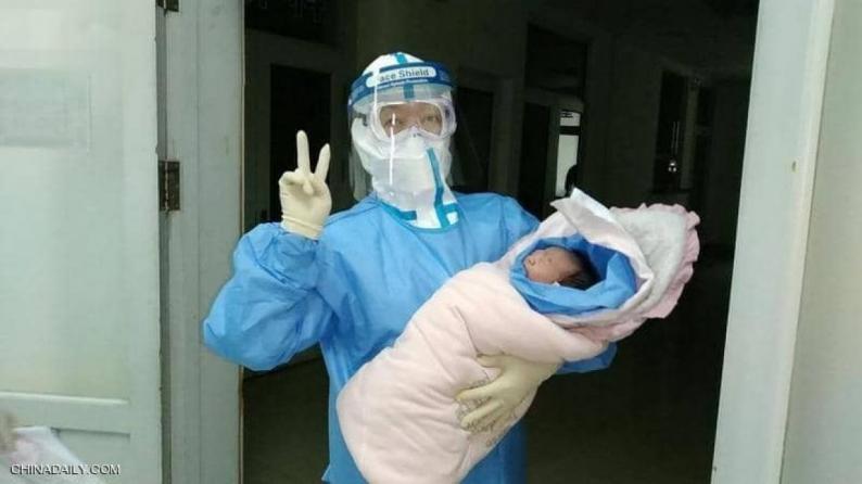 ولادة طفلة سليمة من أم صينية مصابة بـ”كورونا” !!