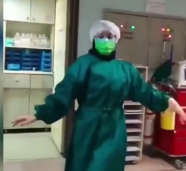 بروح الفكاهة والمرح.. هذا ما فعلته ممرضة ايرانية بالحجر الصحي ضد “كورونا”