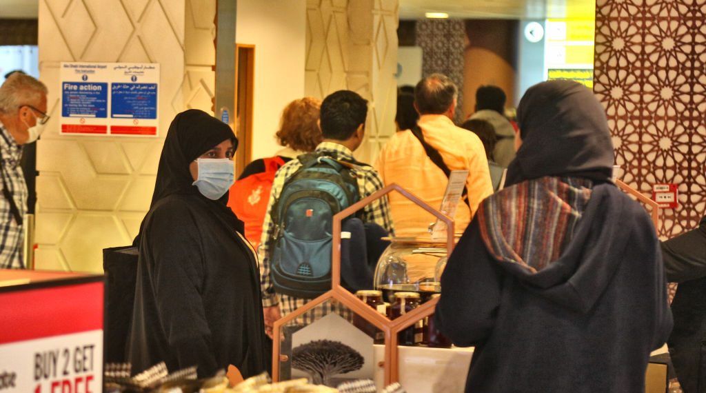 دبي تقوم بتعقيم الأماكن العامة لمنع انتشار فيروس كورونا