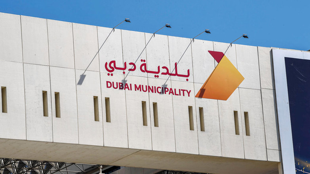 “بلدية دبي” تلزم المؤسسات الغذائية بتوثيق إجراءات تطهير مرافقها ونظافة العاملين بها