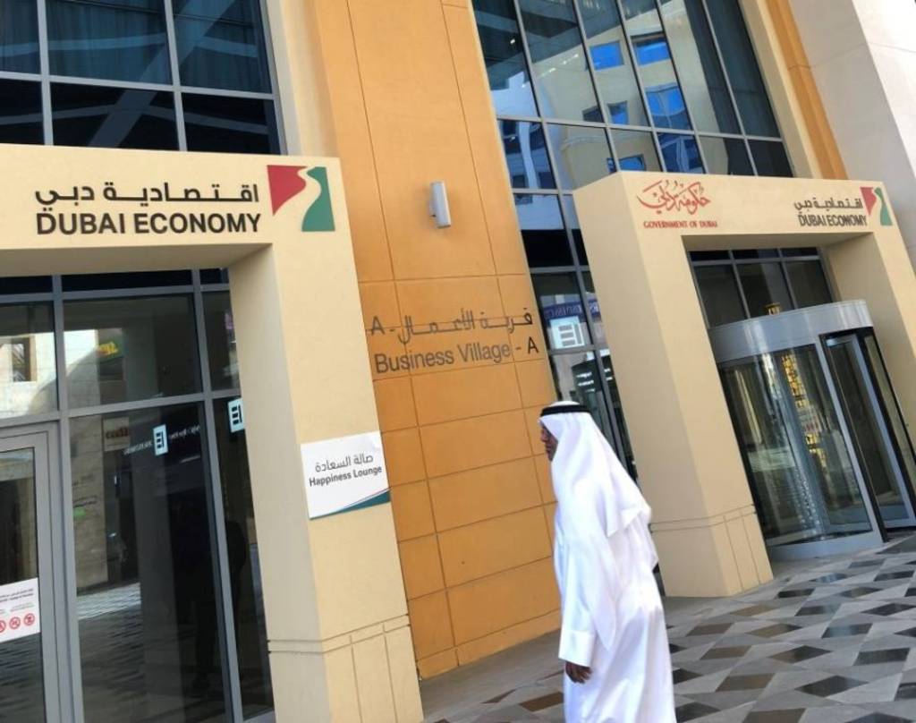 اقتصادية دبي تخالف 9 منشآت تجارية رفعت أسعار الكمامات