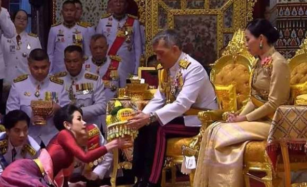 ملك تايلند يُنهي حجره الصحي مع 20 من جواريه