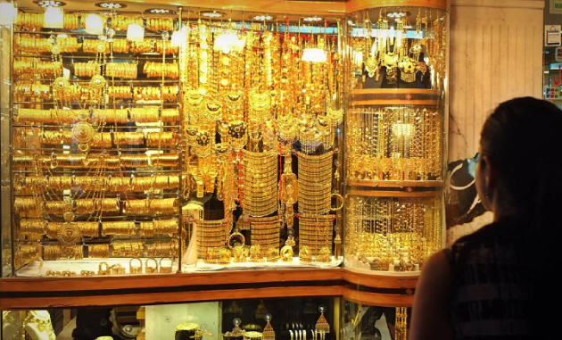 سوق الذهب في دبي يستعيد بعض بريقه