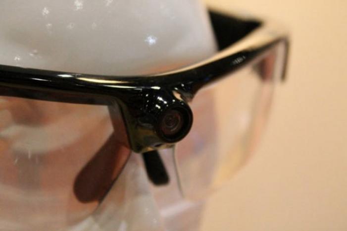 نظارة ذكية لمسح درجة حرارة مستخدمي المواصلات