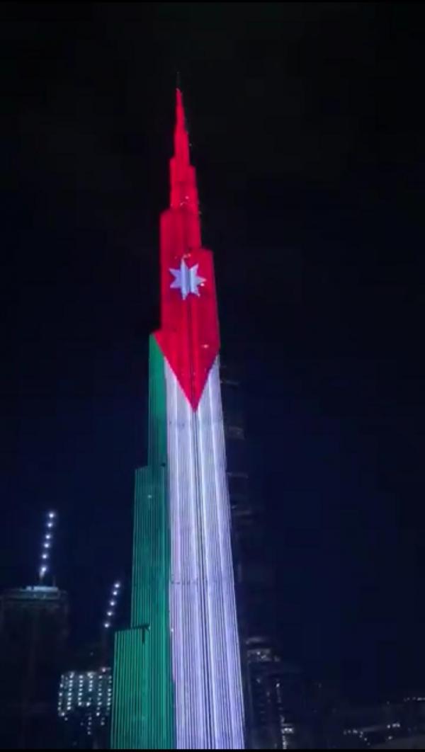 بالفيديو …اضاءة برج خليفة في دبي بألوان العلم الأردني
