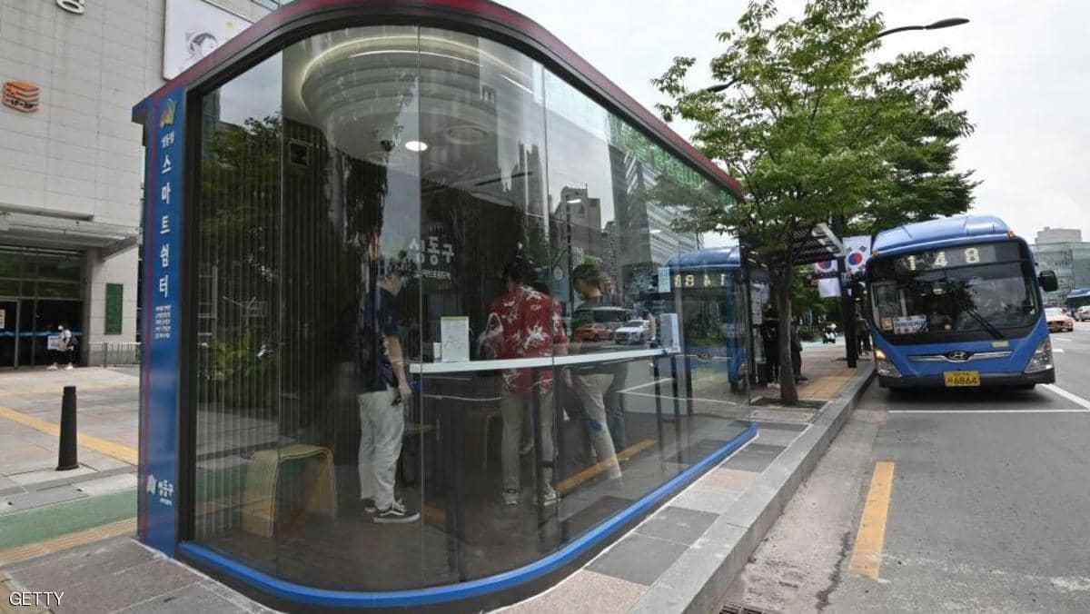 موقف حافلات “ذكي” في كوريا الجنوبية يحمي من كورونا