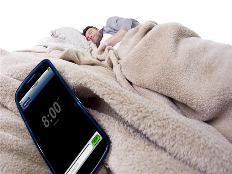 لماذا لا يجب استخدام منبهات هواتفنا للاستيقاظ من النوم؟.. إليك 4 أسباب