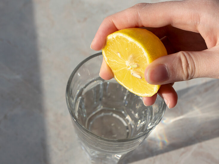 أبرزها الصداع النصفي.. نكشف أضرار الإفراط في شرب ماء الليمون