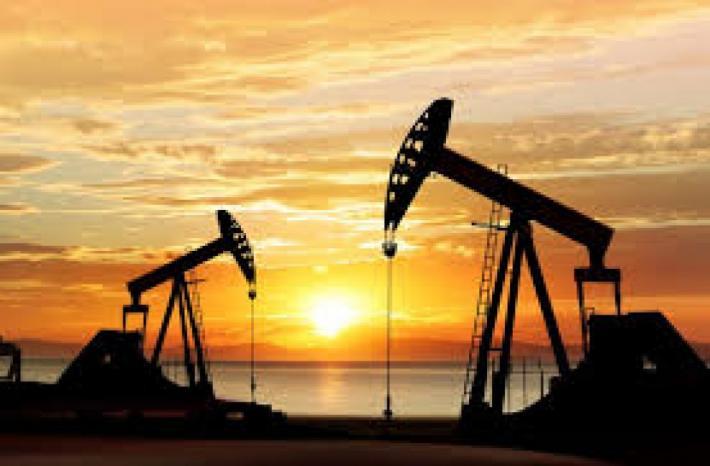 وسط مخاوف كورونا … النفط يهبط والدولار يرتفع