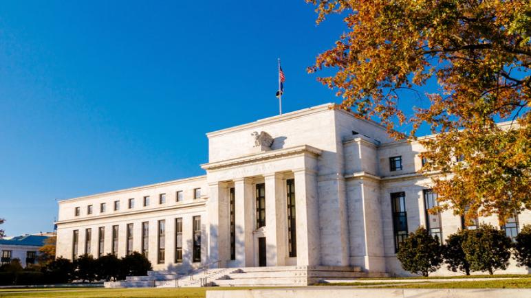 الاحتياطي الفيدرالي أسعار الفائدة يرفع ويترك الباب مفتوحًا أمام زيادة أخرى