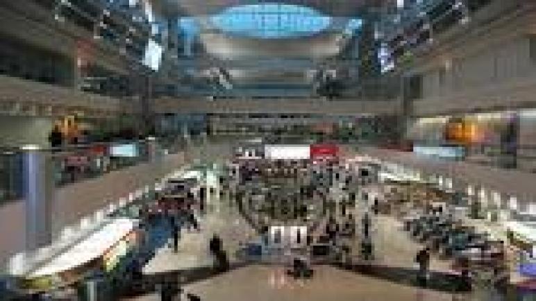 مطار أبوظبي يرفع كفاءة مناولة الأمتعة