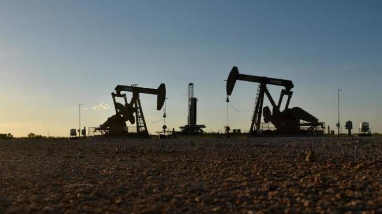 ارتفاع أسعار النفط بفعل تراجع المخزونات الأمريكية ؛ مأزق أوبك + يحد من المكاسب