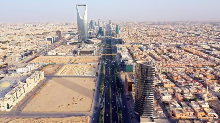 البنوك السعودية تزيد قروضها بمقدار 77.1 مليار دولار في الربع الثاني