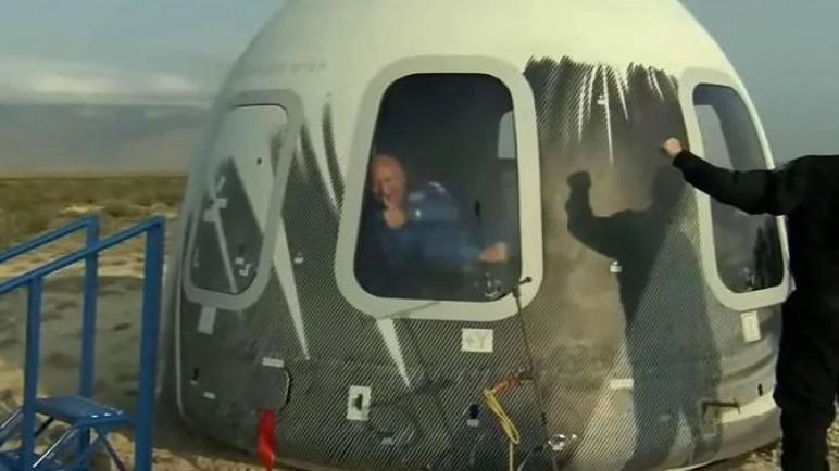 الملياردير بيزوس في أول رحلة فضاء ناجحة