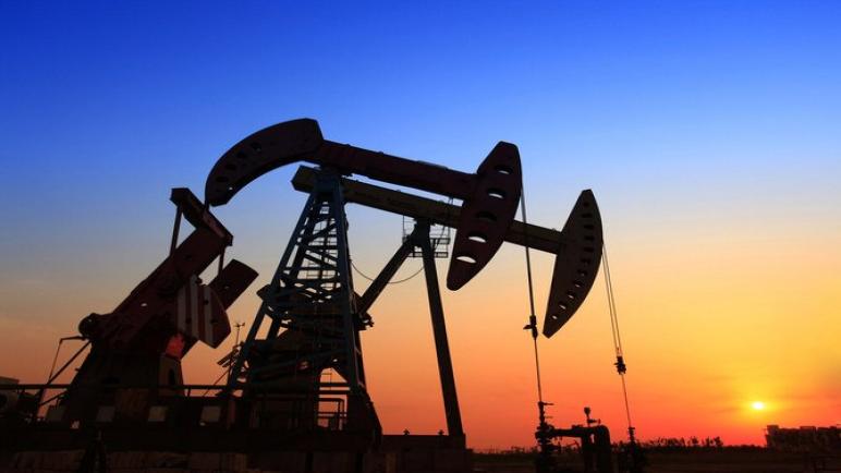 النفط يرتفع لكنه مهيأ للانخفاض الأسبوعي بنسبة 5 في المائة مع انتشار متغير دلتا