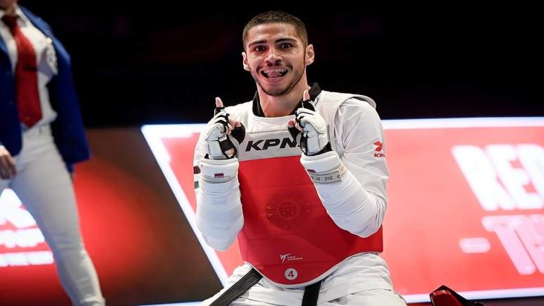 لاعب منتخب عمان الأهلية للتايكواندو يتوج بالميدالية الفضية في بطولة الجائزة الكبرى عالمياً