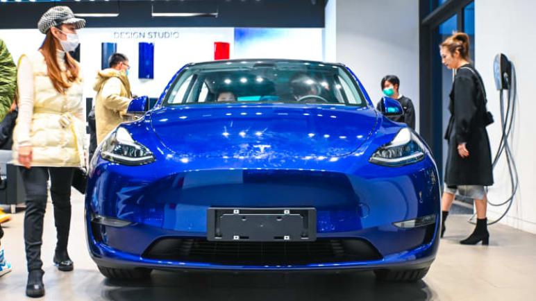 طراز Y من تسلا الصيني الصنع ينطلق على الرغم من تراجع مبيعات سيارات العطلات