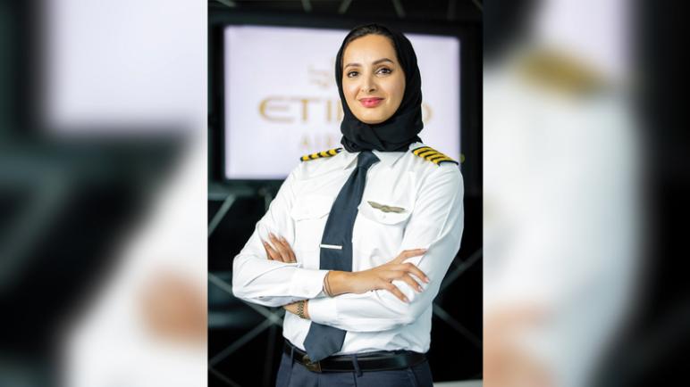 عائشة المنصوري أول امرأة إماراتية في شركة طيران تجارية