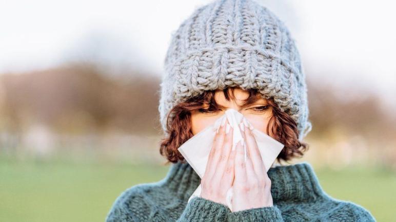 فيروس كورونا: كيف يمكن لنزلات البرد التخلص من كوفيد